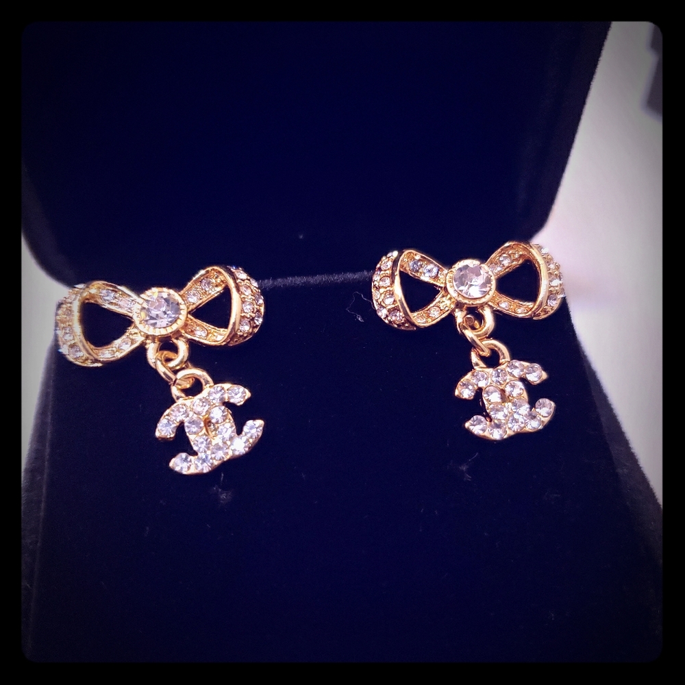 Vtg Coco Chanel gold bow charm drop hang earrings